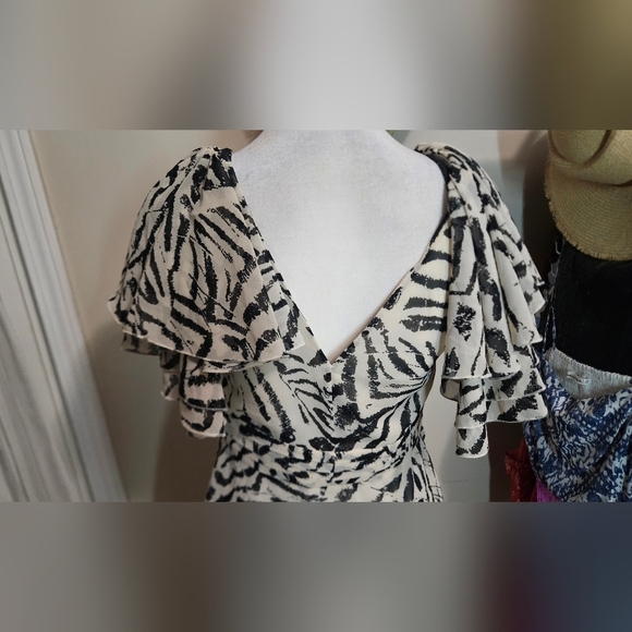 BANANA REPUBLIC Ruffle Sleeve Abstract Zebra Print Blouse. Ivory/black. 4 NWT - Picture 15 of 15